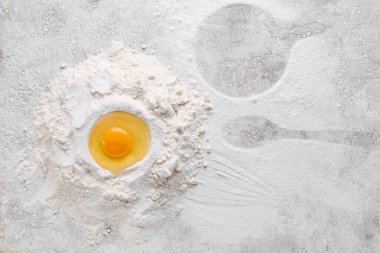 Arkaplanda un yığını ve çiğ tavuk yumurtası olan kompozisyon.