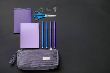 Siyah arka planda farklı okul kırtasiyesine sahip kalem kutusu