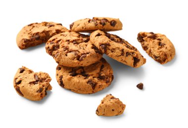 Beyaz arka planda çikolata parçalı lezzetli kurabiyeler