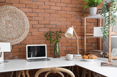 Modern işyeri ve ev bitkileriyle birlikte ofis içi