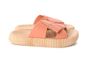 Beyaz arka planda turuncu kadın terlikleri