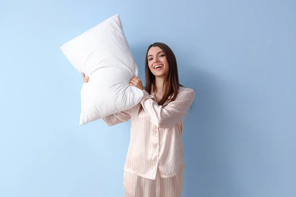 Junge Frau Schlafanzug Mit Weichem Kissen Auf Blauem Hintergrund — Stockfoto