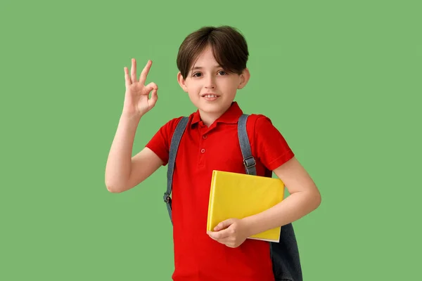 Kleiner Schuljunge Mit Buch Das Auf Grünem Hintergrund Zeigt — Stockfoto