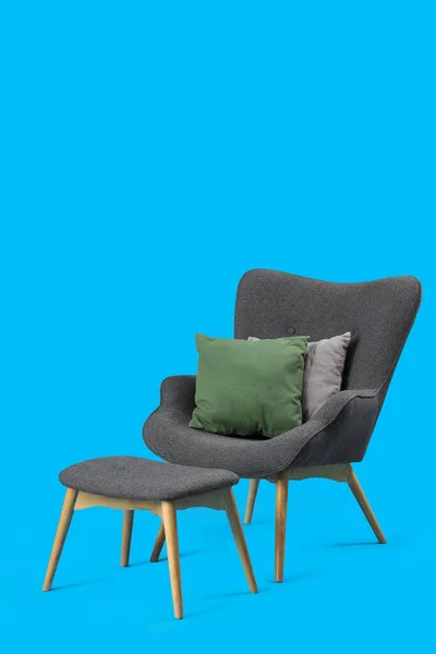 Sessel Und Hocker Auf Blauem Hintergrund — Stockfoto