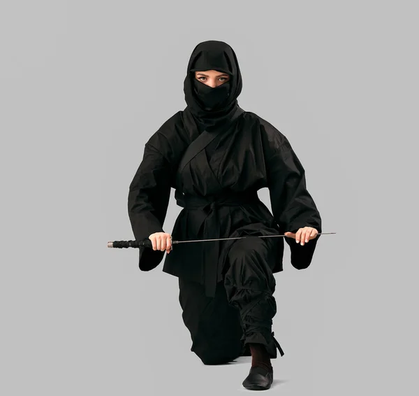 Kobieta Ninja Mieczem Szarym Tle — Zdjęcie stockowe