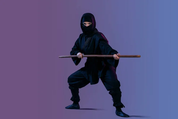 Γυναίκα Ninja Ραβδί Στο Φόντο Χρώμα — Φωτογραφία Αρχείου