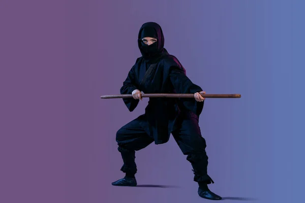 Ninja Feminino Com Vara Fundo Cor — Fotografia de Stock