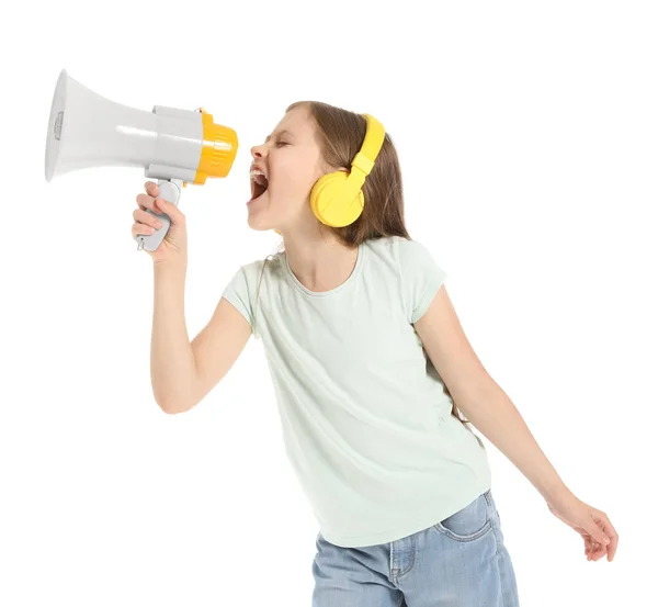 Kulaklıklı Küçük Kız Beyaz Arka Planda Megafona Bağırıyor — Stok fotoğraf