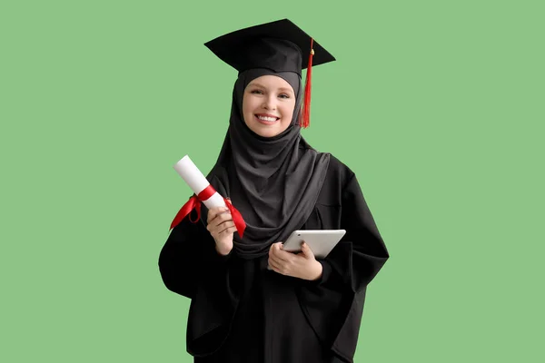 Estudiante Posgrado Musulmán Con Diploma Tableta Sobre Fondo Verde —  Fotos de Stock
