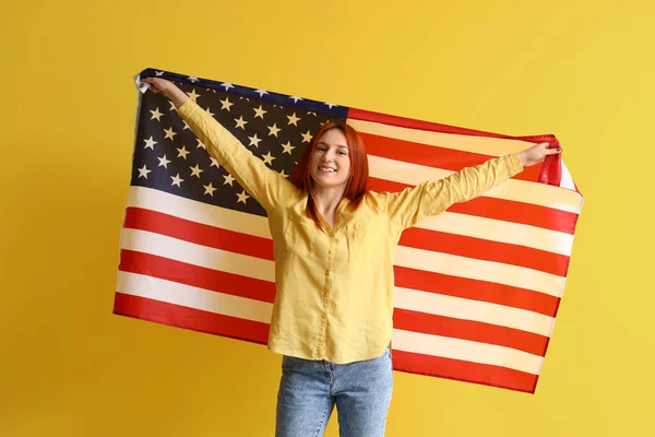 Joven Pelirroja Con Bandera Estados Unidos Sobre Fondo Amarillo — Foto de Stock