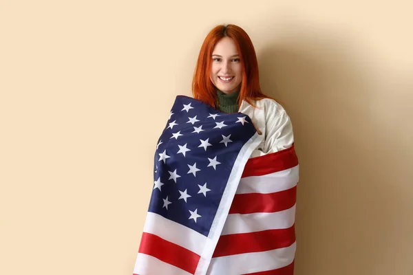Młoda Kobieta Flagą Usa Beżowym Tle — Zdjęcie stockowe