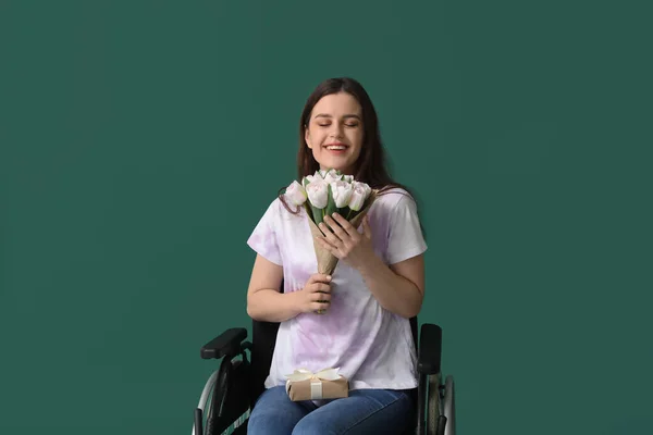 Молодая Женщина Инвалидной Коляске Тюльпанами Подарок Зеленом Фоне — стоковое фото