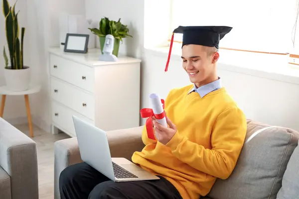 Mężczyzna Absolwent Student Dyplomem Laptop Wideo Czat Domu — Zdjęcie stockowe