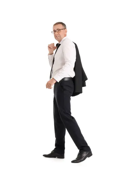成熟したビジネスマン 白い背景を歩く — ストック写真