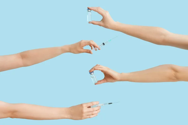 Mãos Femininas Com Seringas Ampolas Sobre Fundo Azul — Fotografia de Stock