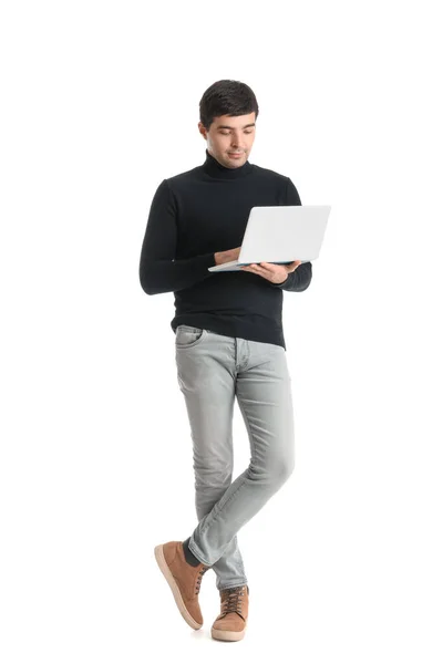 ホワイトバックグラウンドでノートパソコンを扱う若い実業家 — ストック写真