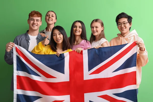 Mladí Studenti Jazykové Školy Vlajkou Spojeného Království Zeleném Pozadí — Stock fotografie