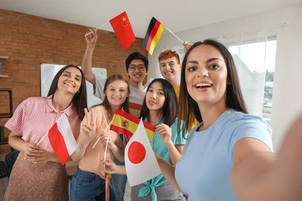 Mladí Studenti Vlajkami Selfie Jazykové Škole — Stock fotografie