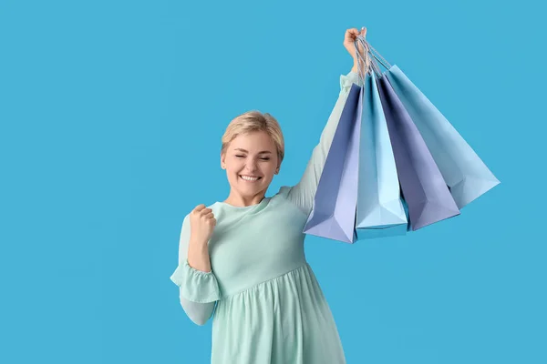 Happy Mooie Jonge Vrouw Met Boodschappentassen Blauwe Achtergrond — Stockfoto