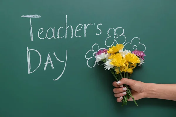 拥有美丽花朵的女人 绿色黑板上的文字教学日 — 图库照片