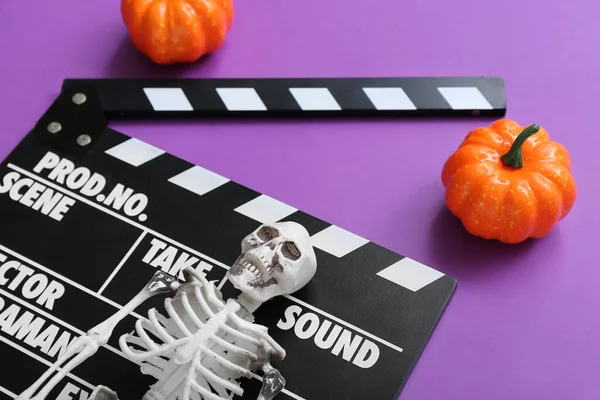 Клапан Керамикой Скелетом Фиолетовом Фоне Праздник Хэллоуина — стоковое фото