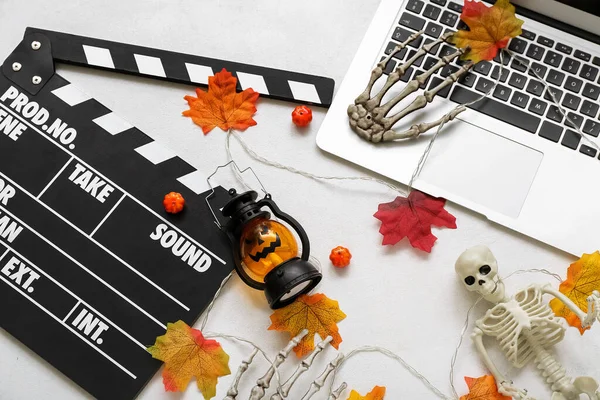 Clapperboard Avec Ordinateur Portable Décor Halloween Différent Sur Fond Blanc — Photo