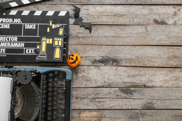 Macchina Scrivere Con Clapperboard Decorazione Halloween Sfondo Marrone Legno — Foto Stock