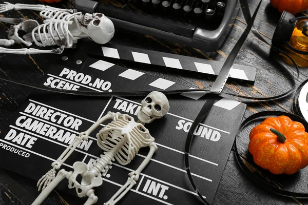 Máquina Escrever Com Clapperboard Rolo Filme Decoração Halloween Fundo Madeira — Fotografia de Stock