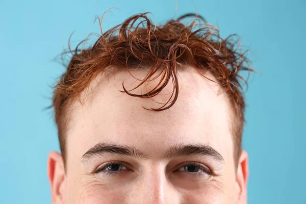 Junger Mann Mit Nassen Haaren Auf Hellblauem Hintergrund — Stockfoto