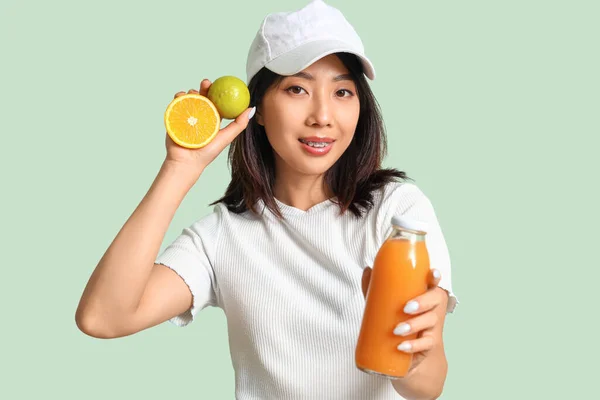 Mooie Aziatische Vrouw Met Fles Sap Fruit Groene Achtergrond — Stockfoto