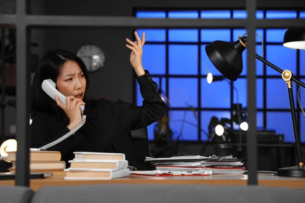 Jong Aziatisch Zakenvrouw Praten Door Mobiele Telefoon Werken Office — Stockfoto