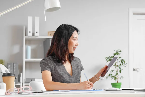 Empresária Asiática Feliz Com Tablet Sentado Mesa Trabalhando Escritório — Fotografia de Stock