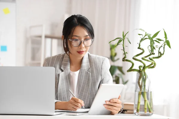Junge Asiatische Geschäftsfrau Sitzt Tisch Und Arbeitet Büro Mit Laptop — Stockfoto