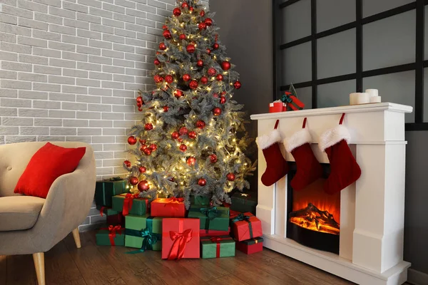 Interior Acogedora Sala Estar Con Chimenea Decorada Para Navidad —  Fotos de Stock