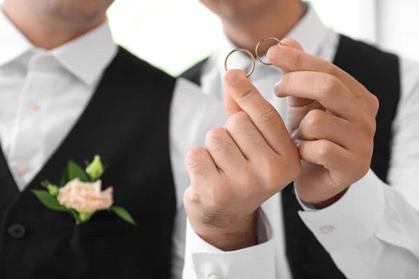 Glückliches Homosexuelles Paar Macht Herz Geste Hochzeitstag Nahaufnahme — Stockfoto
