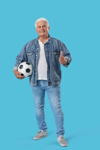 Reifer Mann Mit Fußball Zeigt Daumen Nach Oben Auf Blauem — Stockfoto
