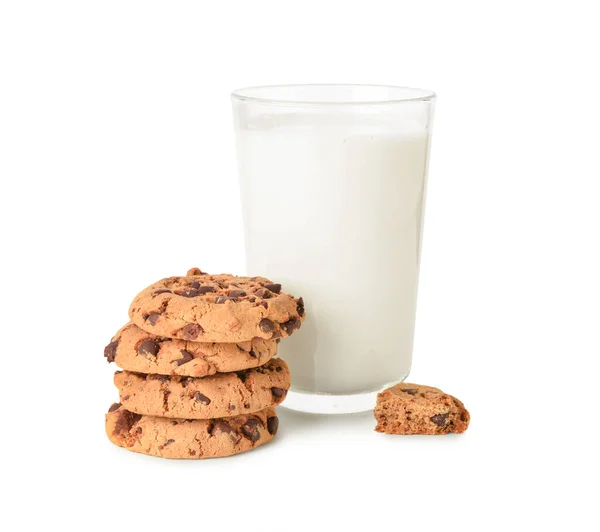Стакан Молока Вкусное Печенье Шоколадной Крошкой Белом Фоне — стоковое фото