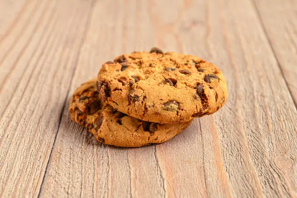 木製の背景にチョコレートチップとおいしいクッキー — ストック写真