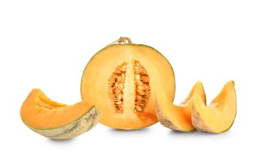 Beyaz arkaplanda tatlı karpuzu kes