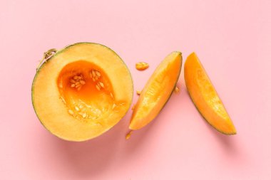 Pembe arka planda tatlı karpuzu kes