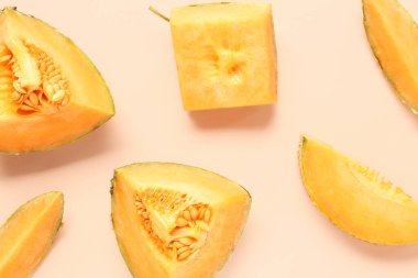 Pembe arka planda tatlı kavun parçaları