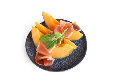 Beyaz zemin üzerinde prosciutto ve roka ile lezzetli kavun tabağı