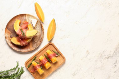 Hafif arka planda lezzetli kavun, jambon ve biberiye karışımı.