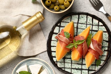 Lezzetli kavun, prosciutto ve şarap dolu bir tabak, yakın plan.