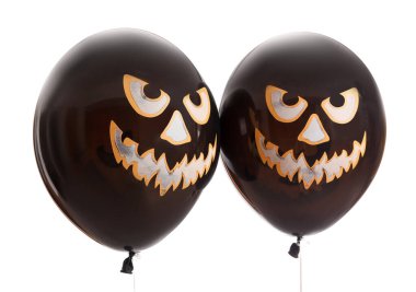 Beyaz arka planda ürkütücü siyah Cadılar Bayramı balonları