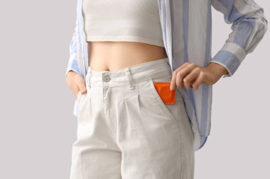 Prezervatifli genç bir kadın arka planda, yakın plan.