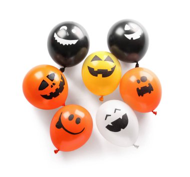 Beyaz arka planda yaratıcı Cadılar Bayramı balonları