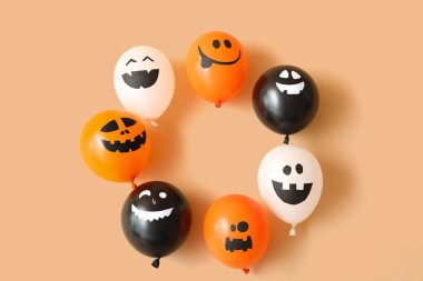 Bej arkaplanda Cadılar Bayramı balonlarından yapılmış çerçeve