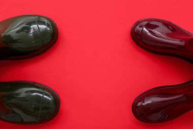 Kırmızı arkaplanda farklı çizmeler