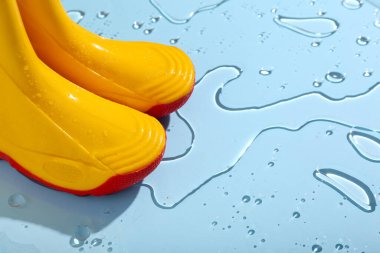 Sarı çizmeler mavi arkaplanda suda